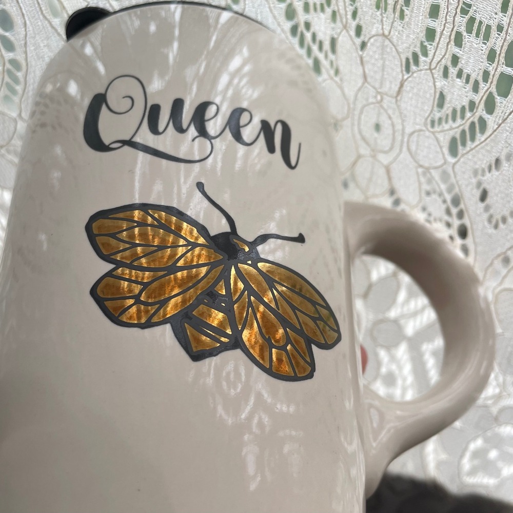 Queen Bee Travel Mug, Tall Coffee Cup with Lid,‎ Beige Drinkware